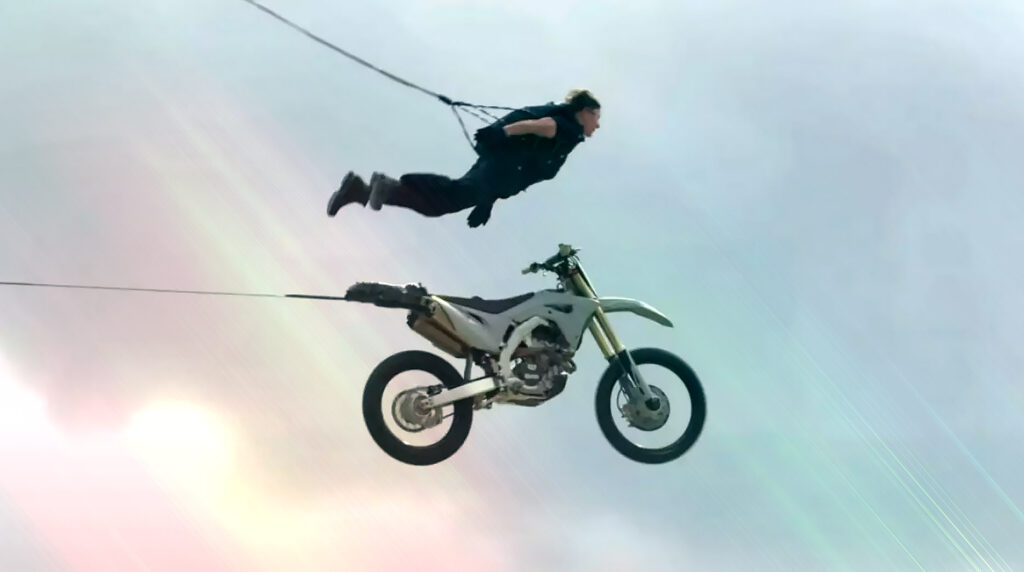 قفزة توم كروز على الموتور من حافة تلة هي معجزة سينمائية حقيقية
