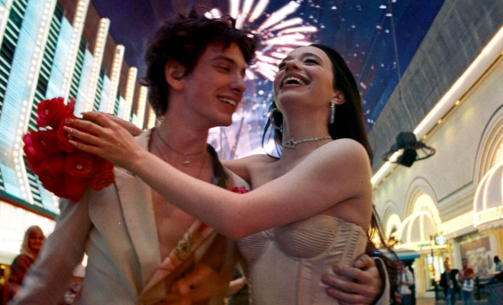 شاعر المجارير يطرق أبوب بائعات الهوى والمافيا الروسية في فيلم ANORA