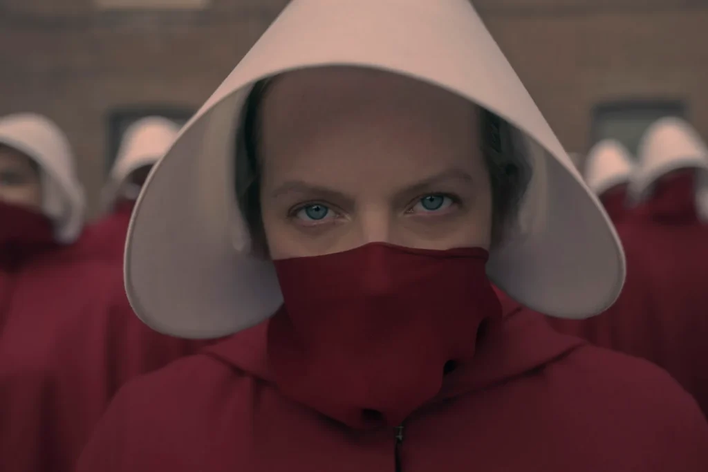 بعد 8 سنوات من الدراما الثقيلة انتهى مسلسل The handmaid’s Tale بطريقة تليق بكل امرأة حرة